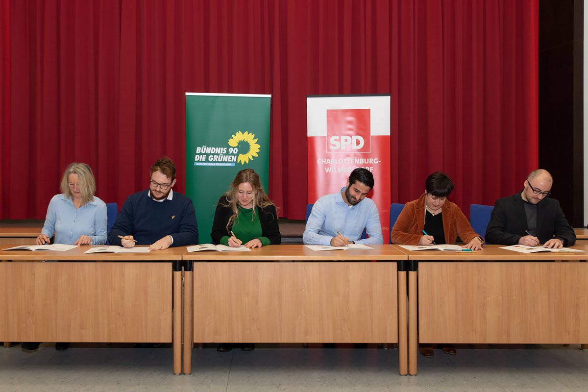 v.l.n.r.: Dagmar Kempf (Fraktionsvorsitz Gruene), Sebastian Weise (Kreis- und Fraktionsvorstand Gruene CW), Kirstin Bauch (Vorstand Gruene CW und designierte Bezirksbuergermeisterin), Kian Niroomand (SPD Kreisvorsitzende), Franziska Becker (MdA),  Alexander Sempf (SPD Fraktionsvorsitzender) bei der Unterzeichnung der Zaehlgemeinschaftsvereinbarung zwischen Buendnis 90/Die Gruenen und SPD in der BVV Charlottenburg-Wilmersdorf