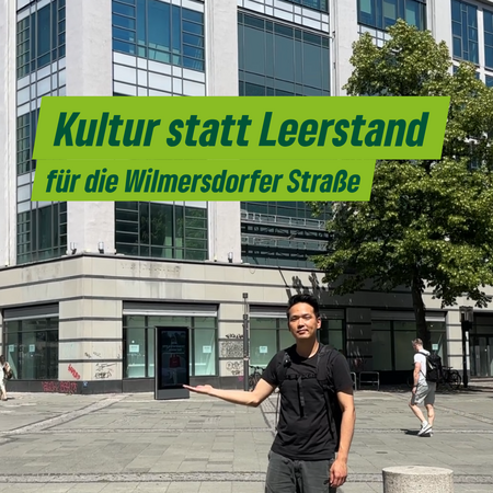 Jun Chen in der Wilmersdorfer Straße vor dem leeren Gebäude des karstadt-Kaufhauses