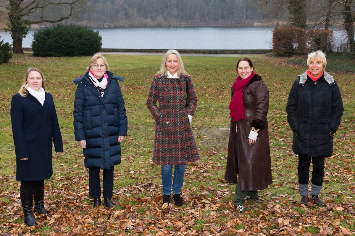 v.l.n.r.: Alissa Wiemann (designierte Ausschussvorstizende Jugendhilfe), Heike Hüneke (Vorsitzende des Ausschusses für Soziales), Dagmar Kempf (Vorstizende des Ausschusses für Weiterbildung und Kultur), Sibylle Centgraf (Vorsitzenden des Ausschusses für Umwelt, Grünflächen, Natur- und Klimaschutz), Susan Drews (designierte Vorsitzende des Ausschusses für Partizipation und Integration)  ­