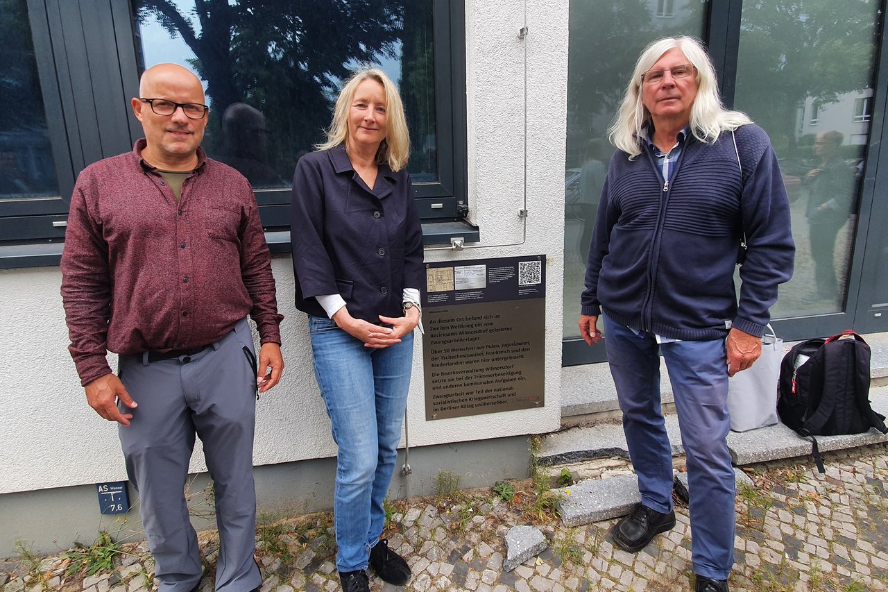 Gedenktafel zur Erinnerung an das Zwangslager in der Wilhelmsaue